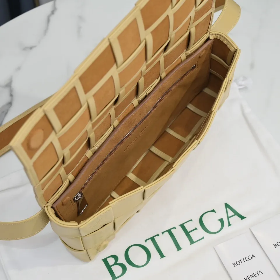 #B家 Rubik's cube woven bag has a simple triangular 🔻 design on the shoulder strap. It is officially introduced as a crossbody bag, but it can be used as a chest bag, a waist bag or in the hand. It feels great in the hand, and the shoulder strap can also be used as a belt. This design is relatively niche and not easy to hit! Men's bags are really popular these days. They are unisex and can also be used as couple's styles👩‍❤️‍💋‍👨. The shape is a classic lntrecciato woven design, with magnetic buckle, waxed calfskin + suede lining, showing classic elements, low-key without losing quality🧚🏻‍♀️ Size: 24x14x4cm 6712#
